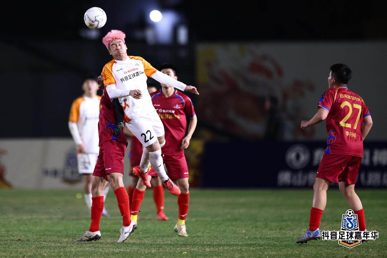 包含一场激动人心的足球对决,场面惊心动魄,现场观众充满期待的词条 包含一场激动人心的足球对决,场面惊心动魄,现场观众充满期待的词条