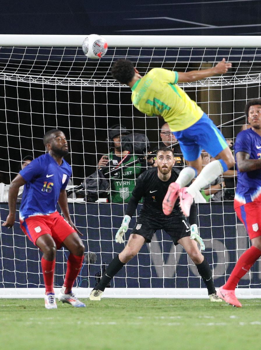 包含一场激动人心的足球对决,场面惊心动魄,现场观众充满期待的词条 包含一场激动人心的足球对决,场面惊心动魄,现场观众充满期待的词条