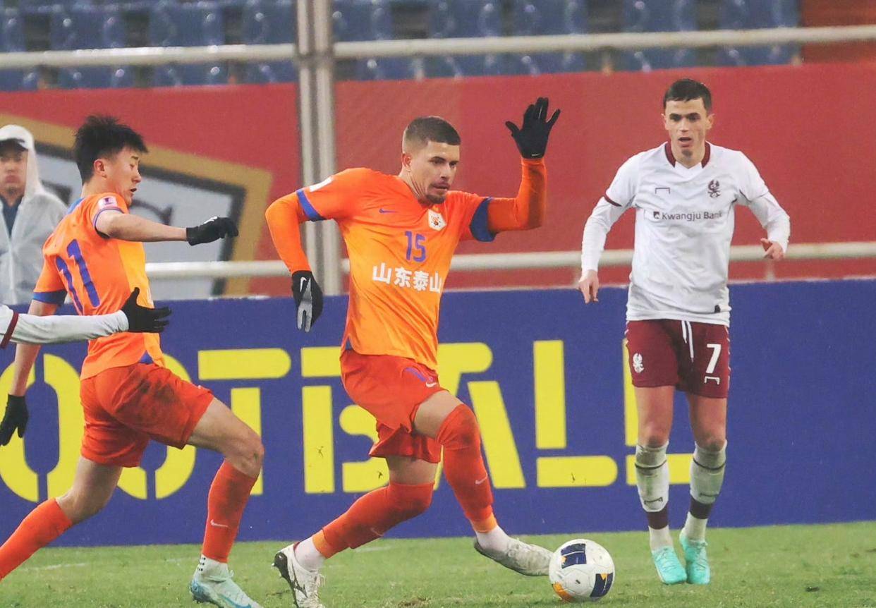 杏彩体育官方入口-球队新援表现抢眼，带领球队胜利(球队新援表现抢眼,带领球队胜利的句子)