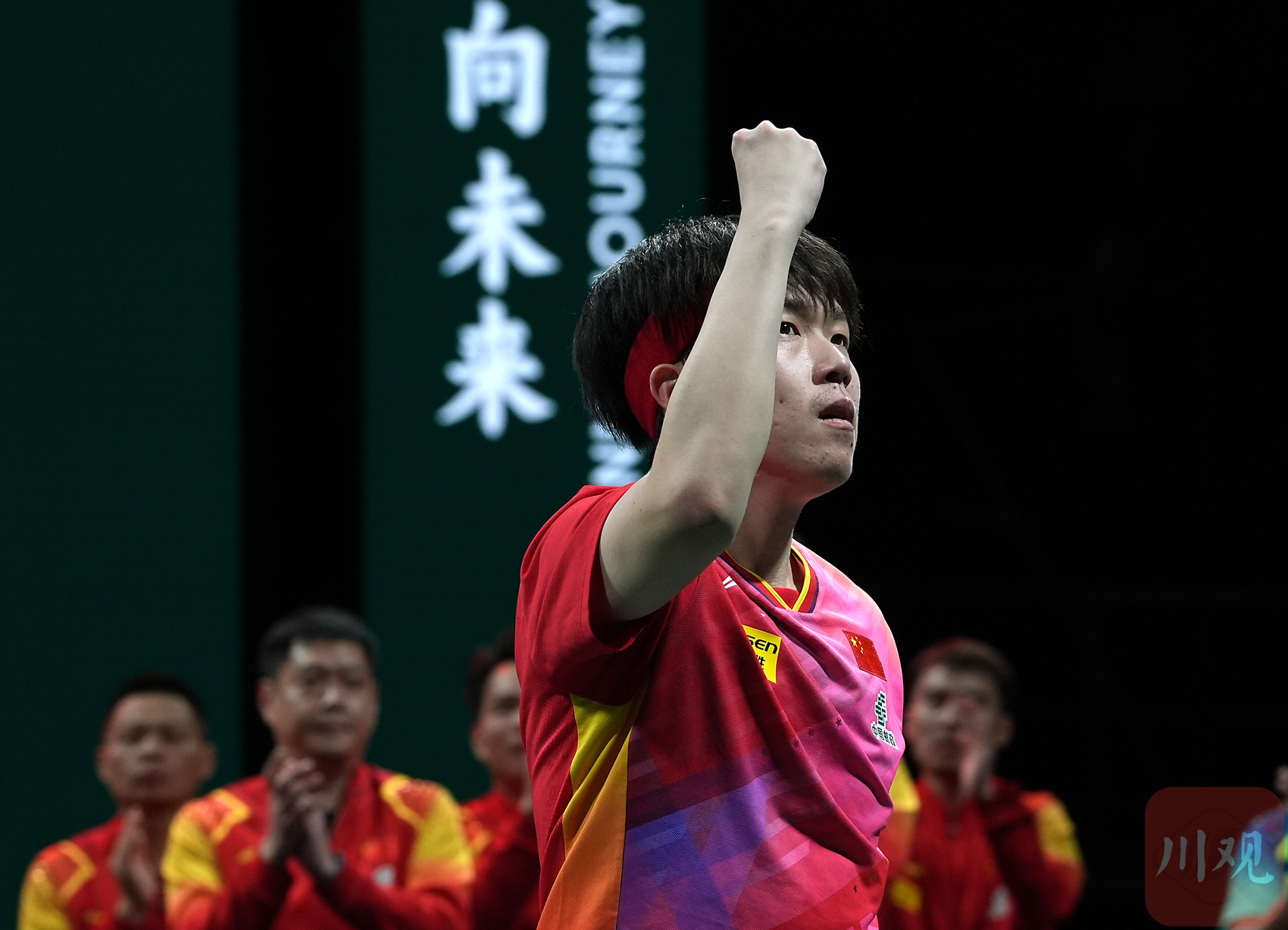 杏彩体育中国官网-球队在比赛中展现出无比的拼搏精神(这场球赛的胜败关键是队员们的齐心协力)