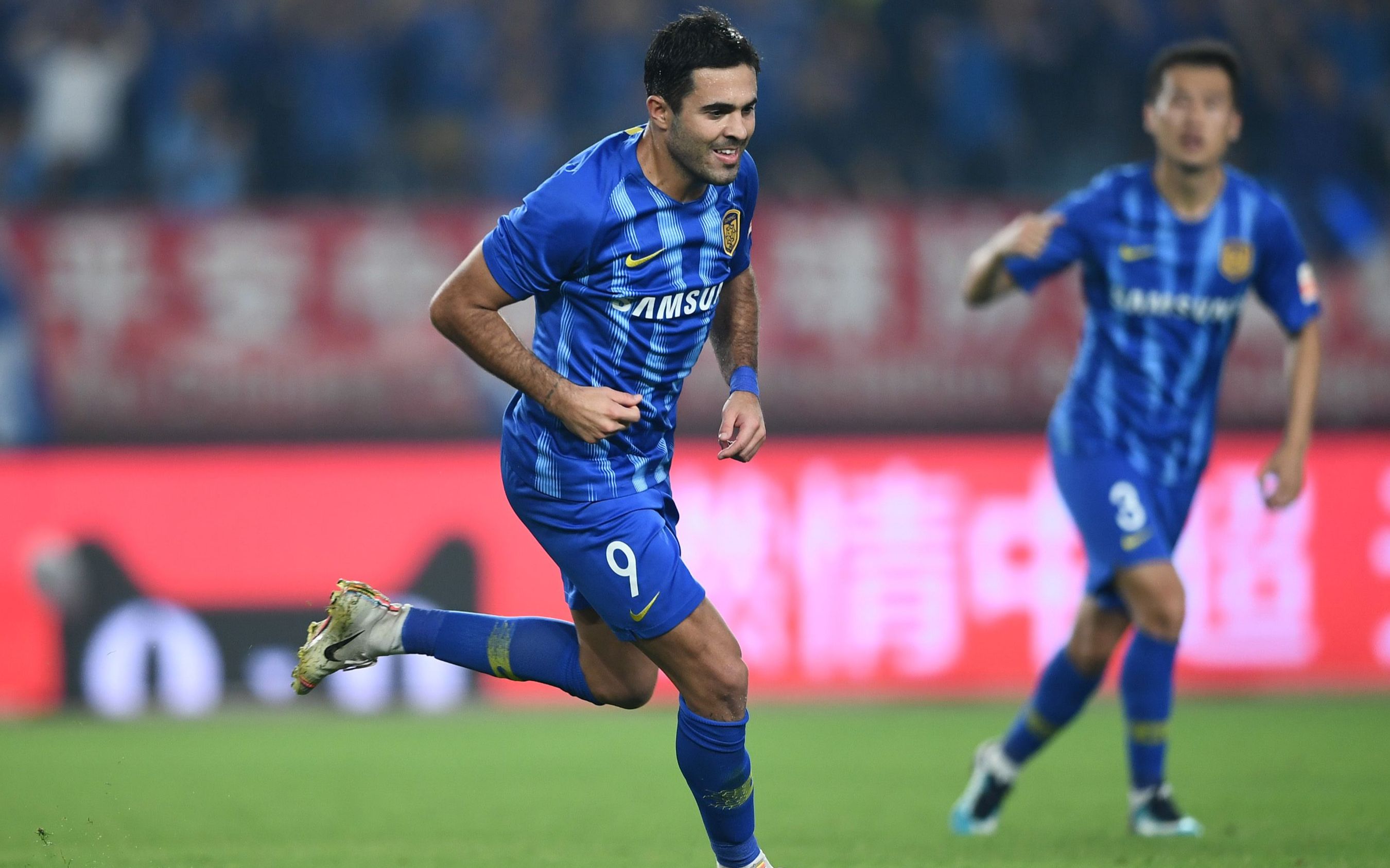 杏彩体育入口-卡尔蒂斯主场气氛火爆，球迷助威成强大后盾