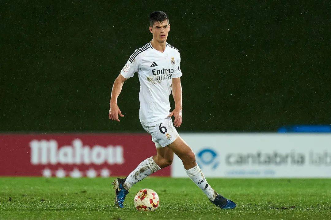 斯图加特年轻球员崭露头角,展现出色表现 斯图加特年轻球员崭露头角,展现出色表现