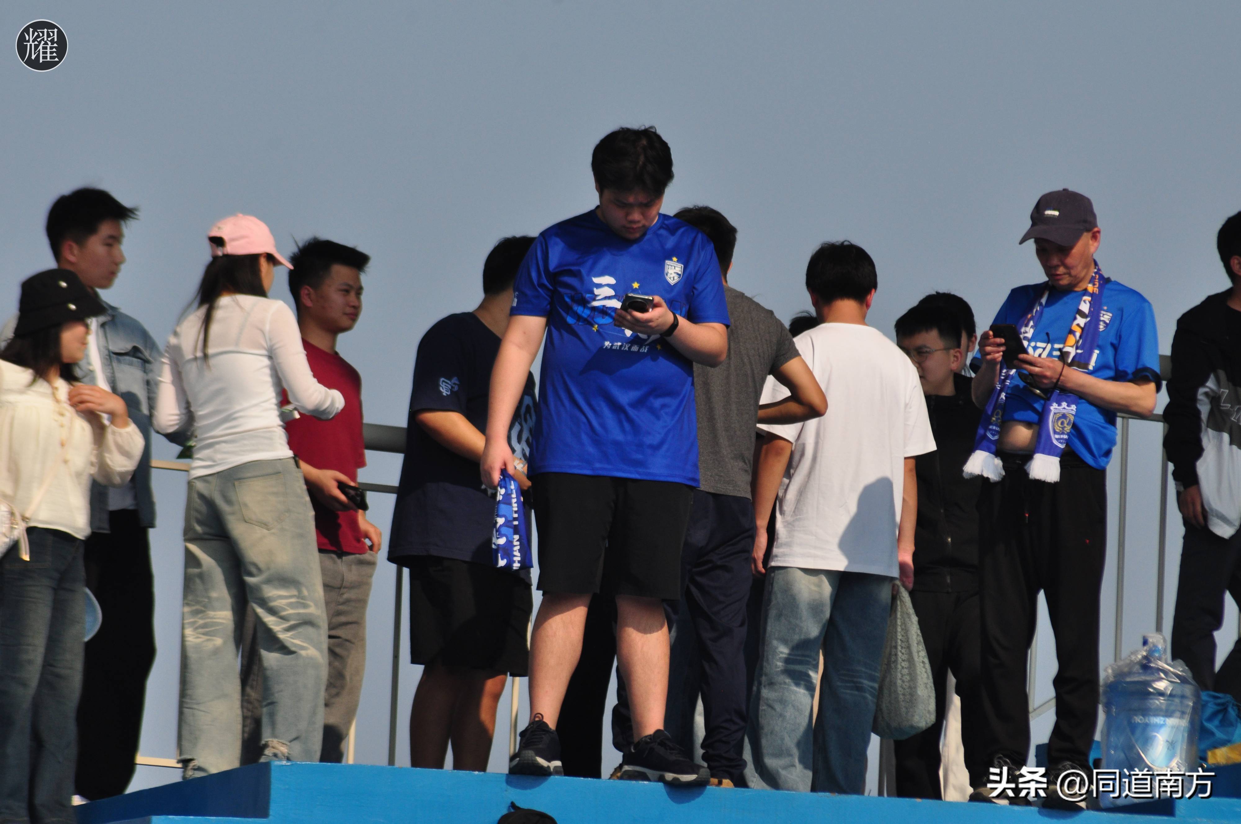 球场内外交流频繁,赛事更加精彩的简单介绍 球场内外交流频繁,赛事更加精彩的简单介绍