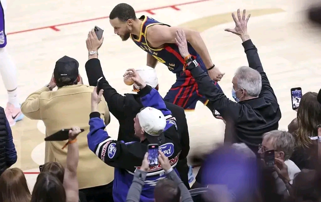 国王队员表现神勇在比赛中带领球队获胜