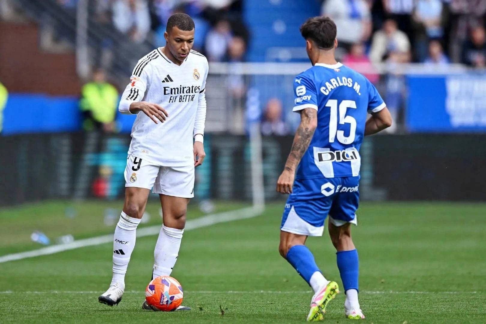 阿森纳锋线突破对手,助球队领先 阿森纳锋线突破对手,助球队领先