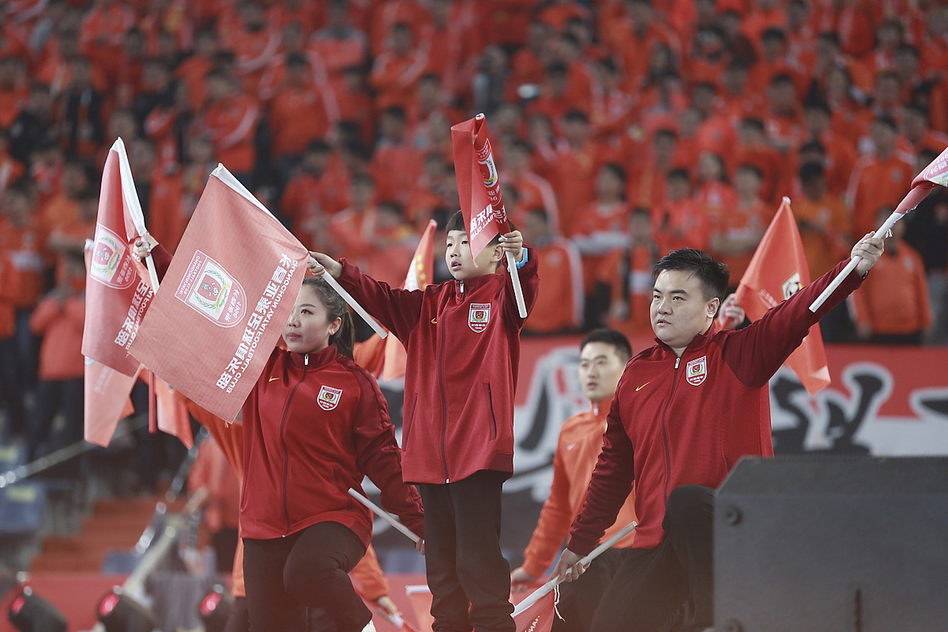 中超球队在比赛场上攻守兼备，展现出色表现