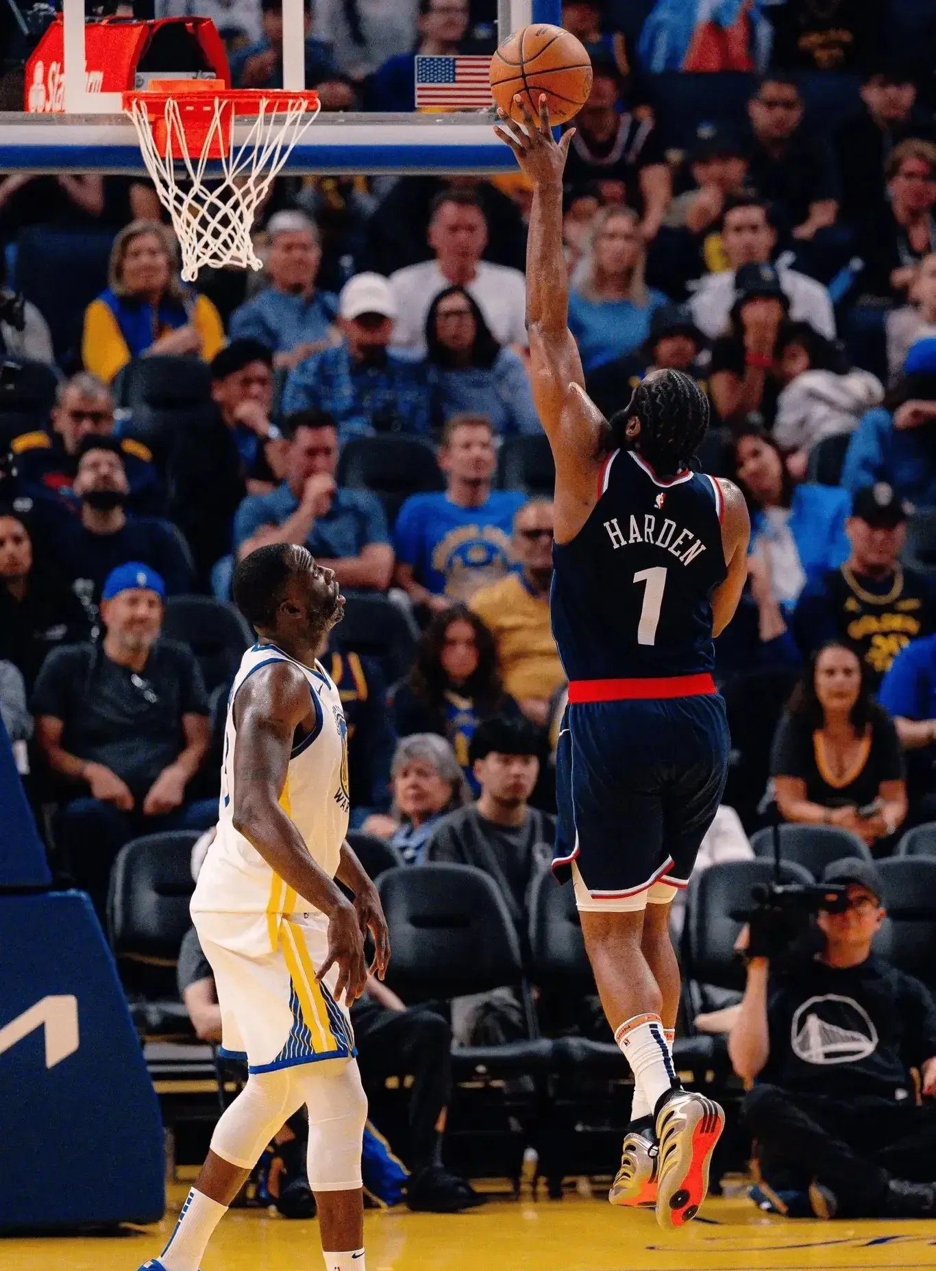 杏彩体育直播-快船击败掘金，保持不败记录